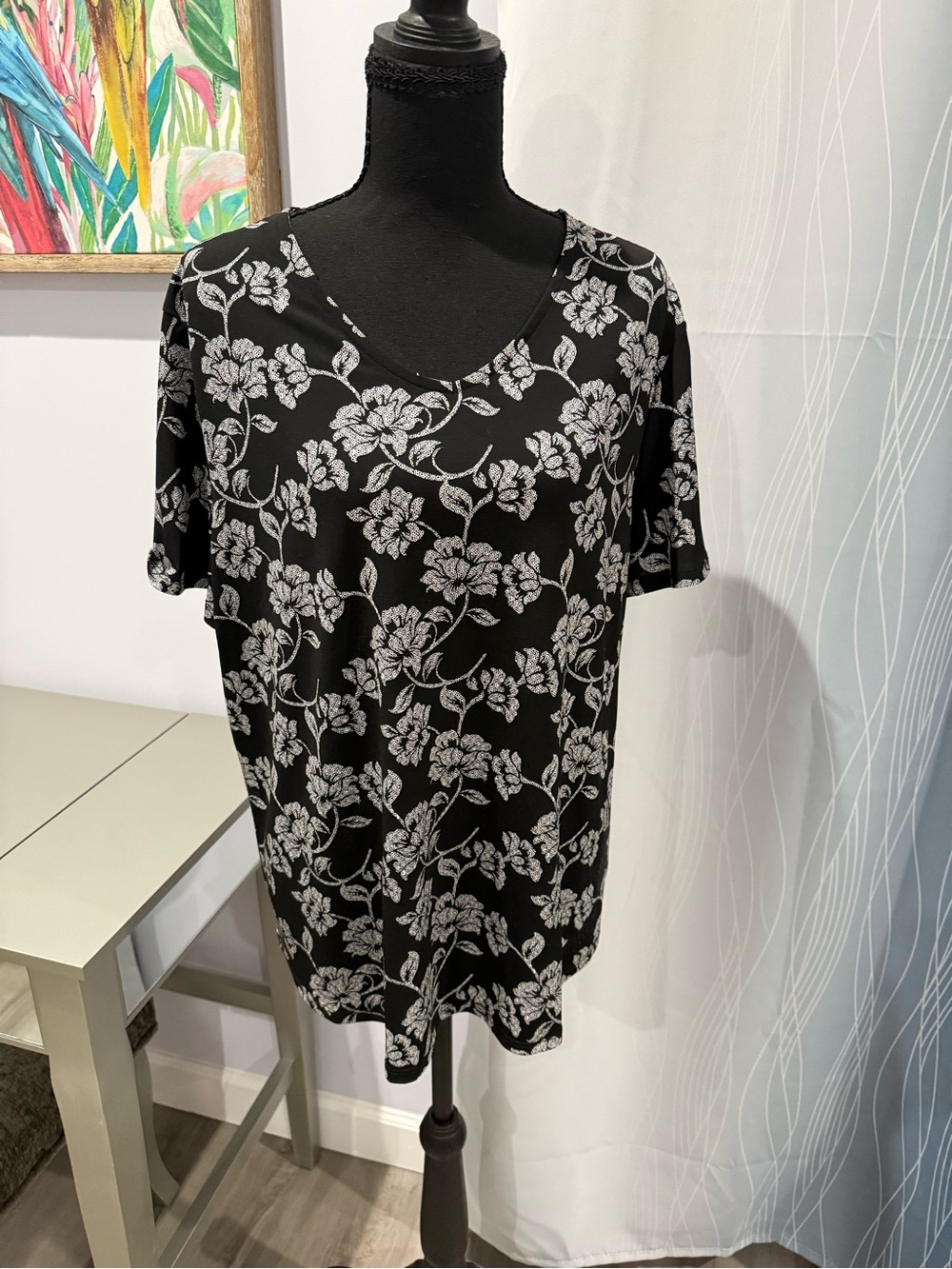 Chico's Black V-Neck Short Sleeve Tee with White Floral Print